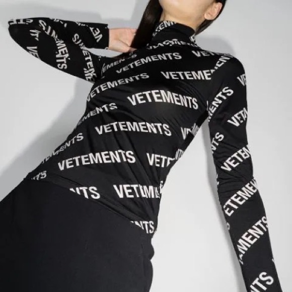Vetements Tops - * 🥳 HOST PICK 🥳 *Vetements Logo Print Roll Neck Top